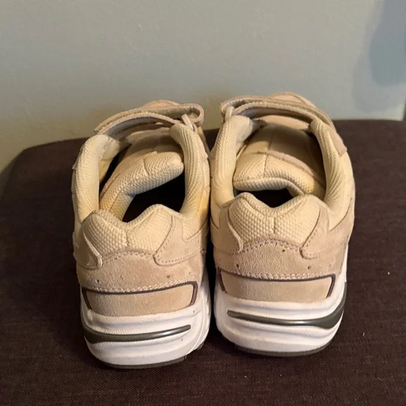 Vionic women’s Beige Velcro Sneakers - Picture 3 of 7